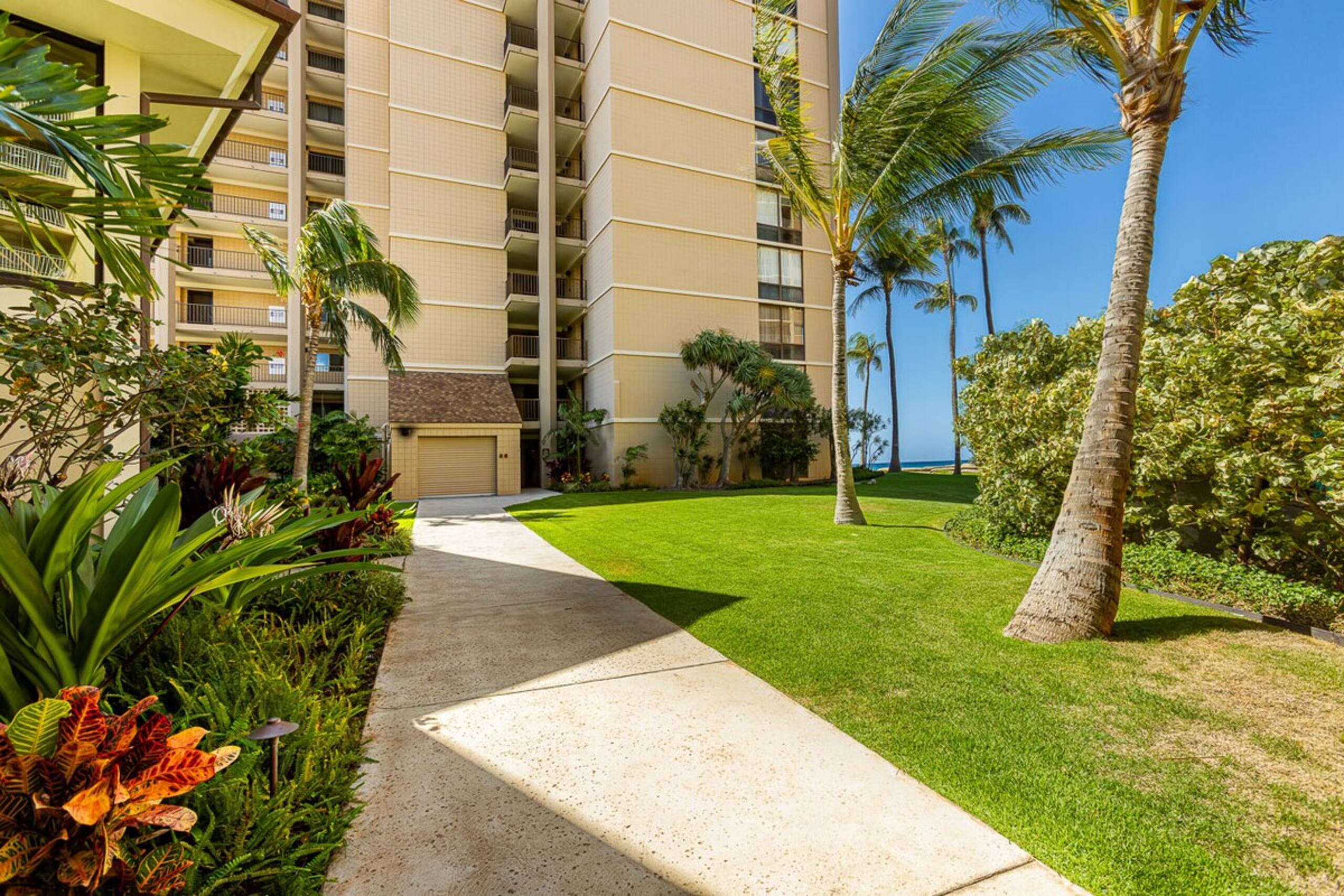 Oceanfront 1BR Kahana w/ whale views - Photo 29