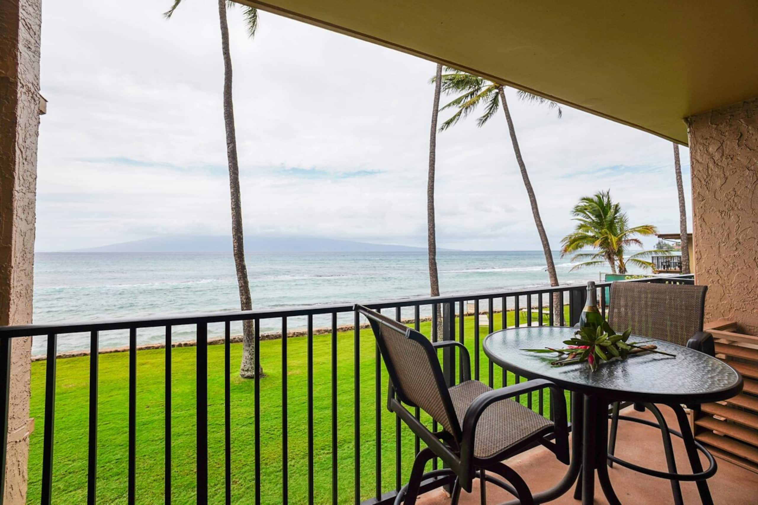 Front Row Whale Watching - Rare Oceanfront - Photo 17