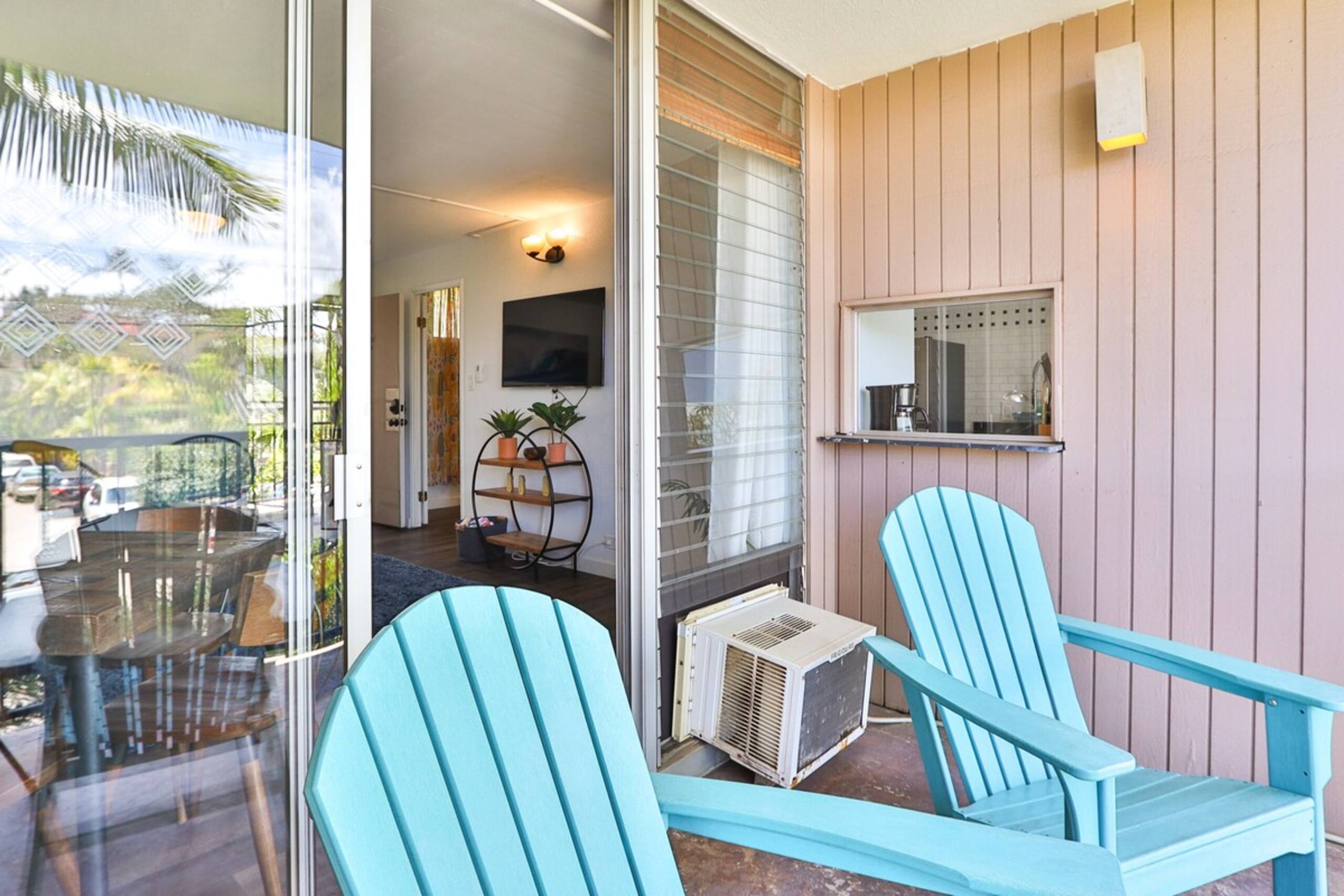Tropical Stay Near Swimmable Beach & Food Scene - Photo 10