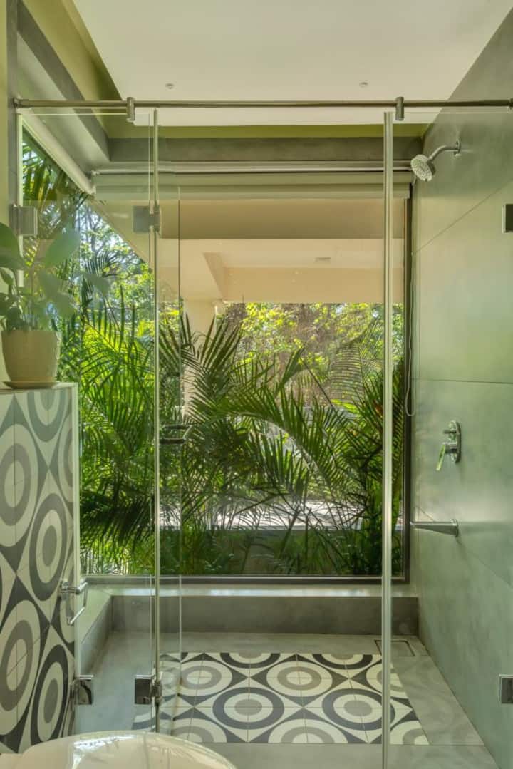 Full bathroom image 1