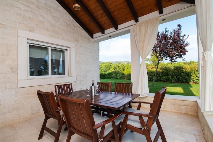 K-24950 Maison De Trois Chambres Avec Une Piscine - Šibenik