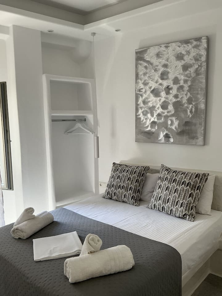 Ione Inn  Castle Quarter Balcony Apartment For 4 - Naxos