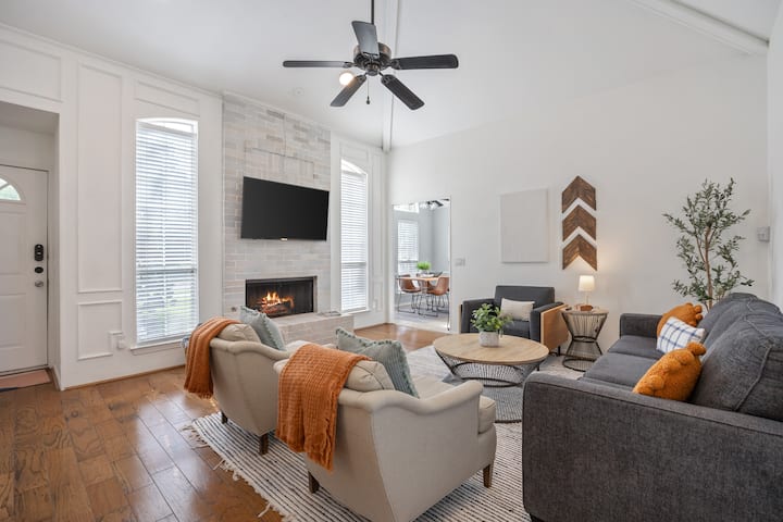Perfect Location, Family Friendly With Garage! - Frisco, TX