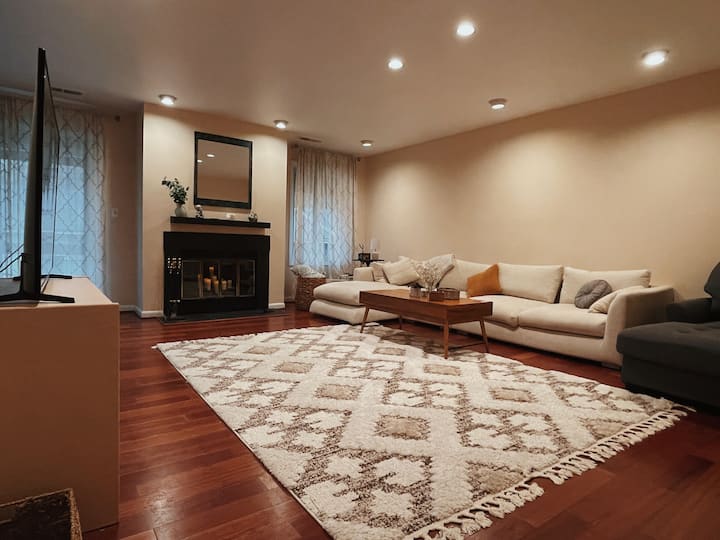 Bright, Spacious Condo In Baltimores Cross Keys - Baltimore, MD