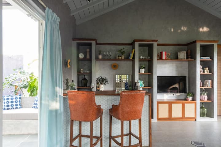 Dining area image 4