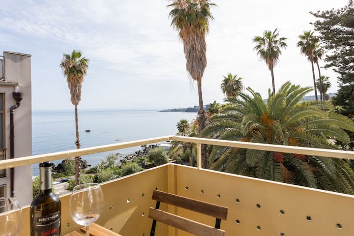 Guesthost - Cozy Seaview Apartment With Parking - Aci Castello
