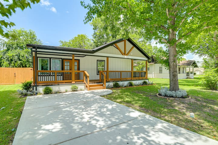 Walk To Main St Tomball! Family Retreat W/ Yard - Tomball, TX