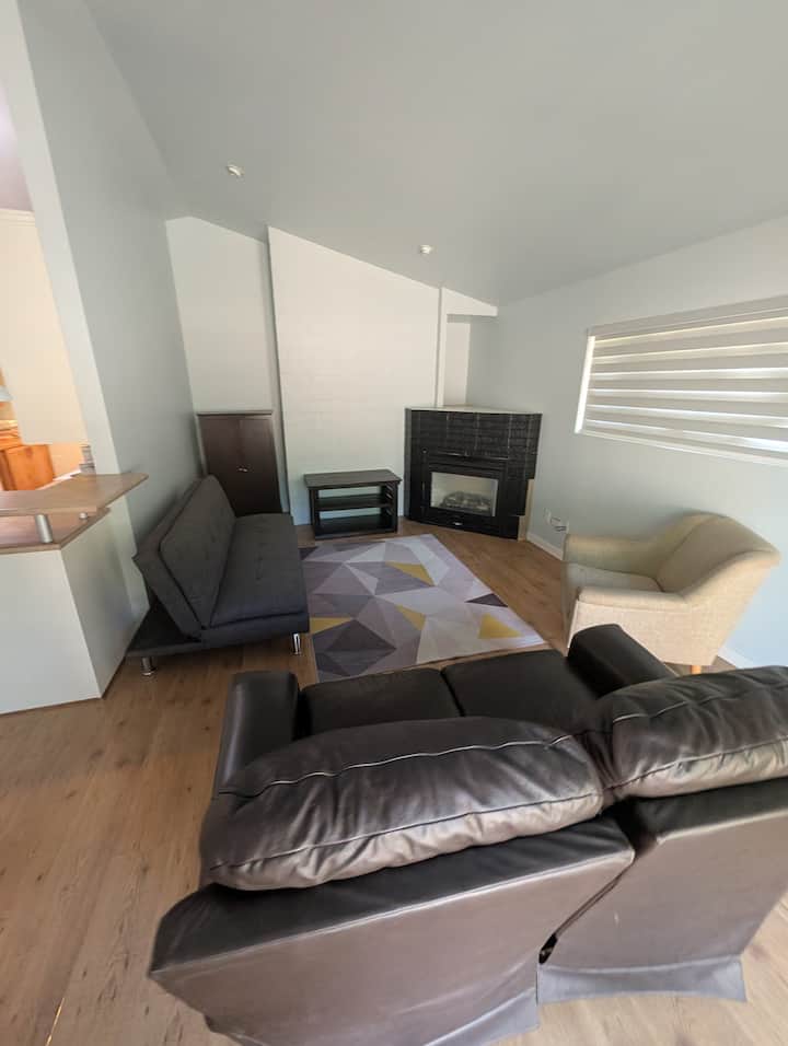 New King Bed & Paint, Farm Suite - Tsawwassen