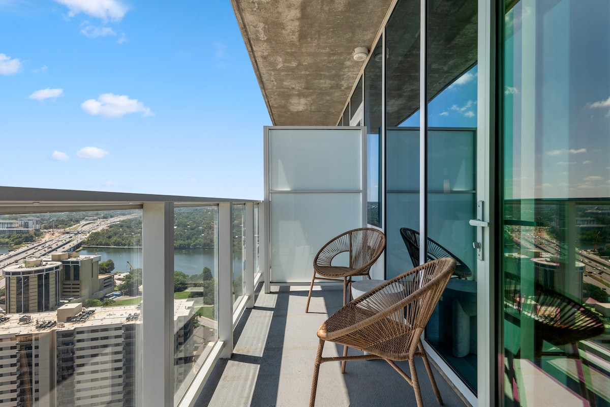Luxury 28th Floor Lake View | Walk to Rainey