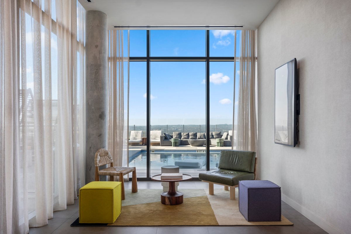 Luxury 28th Floor Lake View | Walk to Rainey