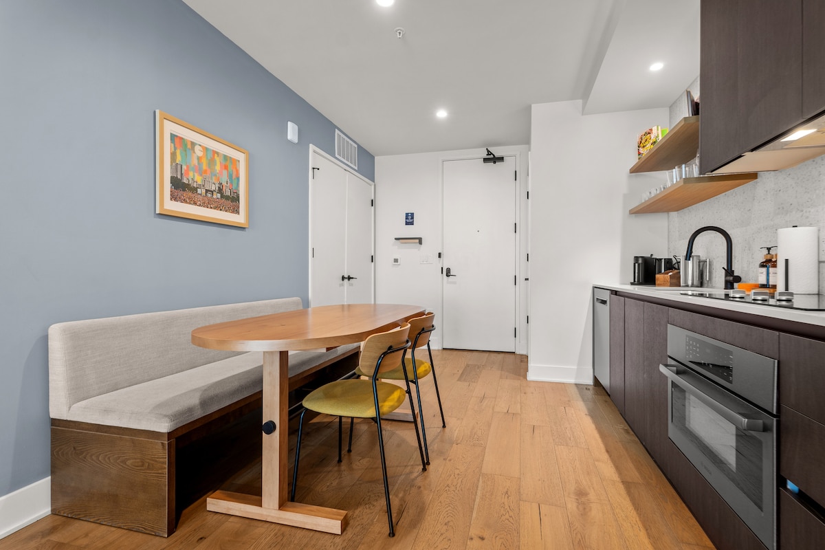 Luxury 28th Floor Lake View | Walk to Rainey