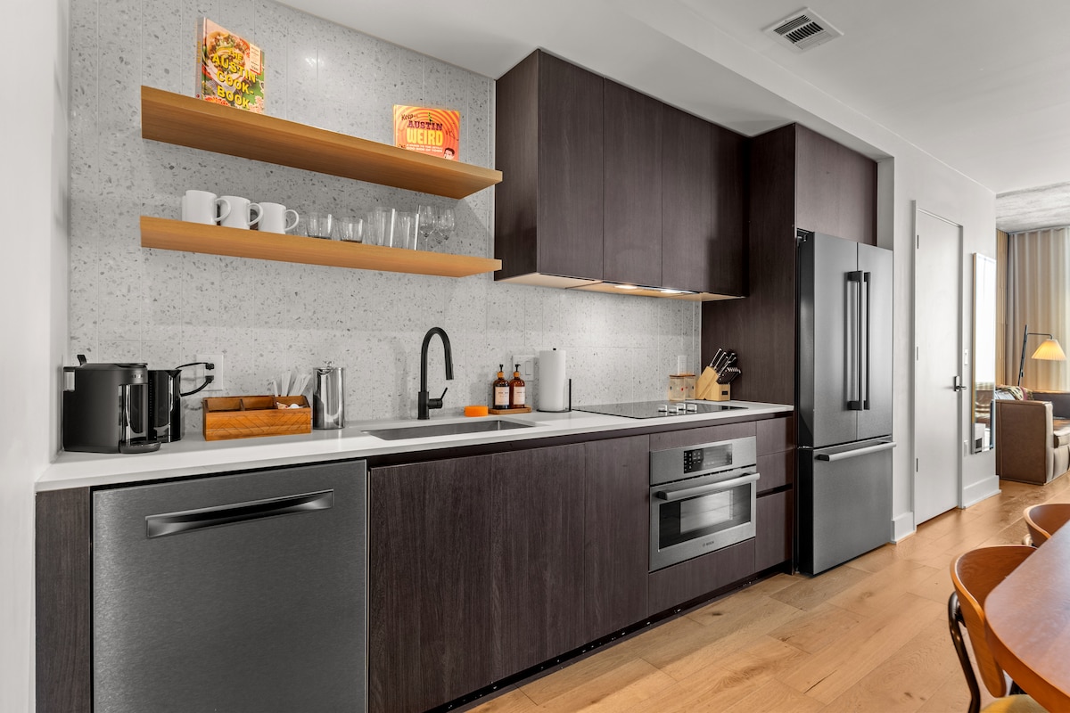 Luxury 28th Floor Lake View | Walk to Rainey