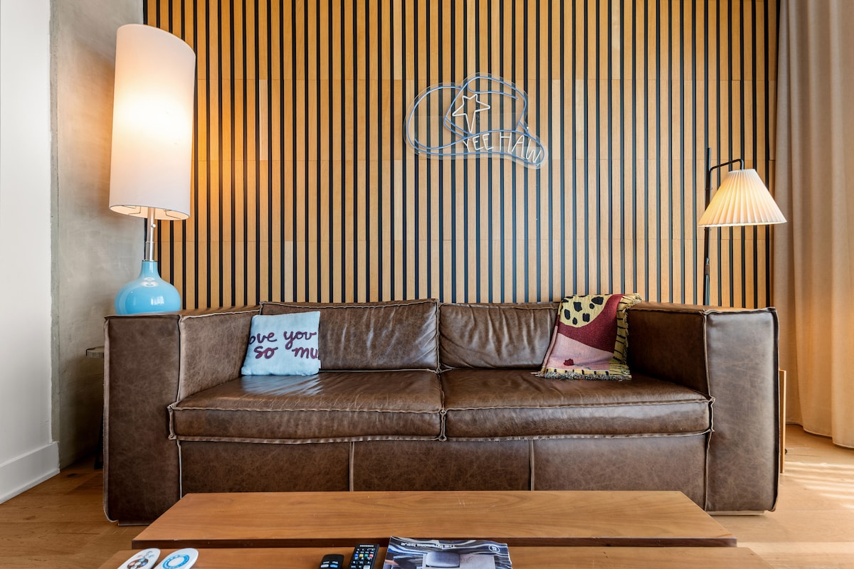 Luxury 28th Floor Lake View | Walk to Rainey