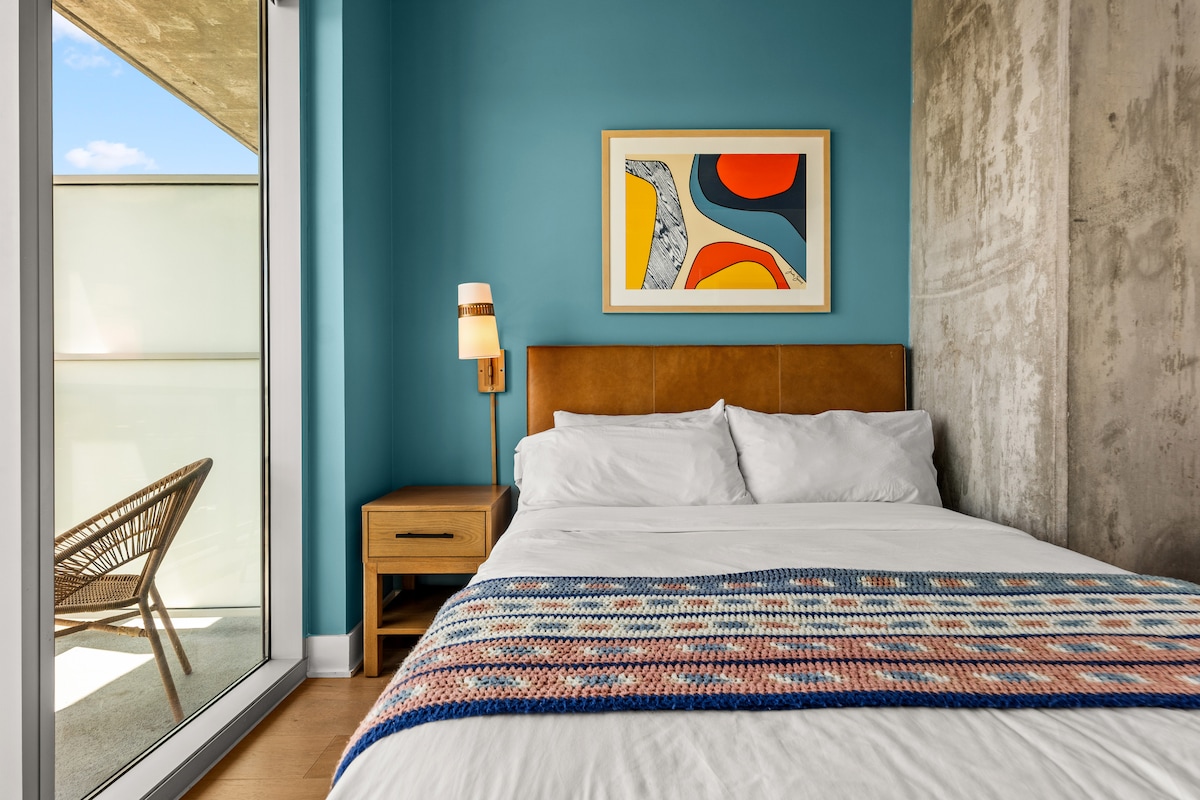 Luxury 28th Floor Lake View | Walk to Rainey
