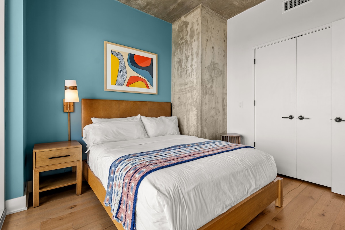 Luxury 28th Floor Lake View | Walk to Rainey