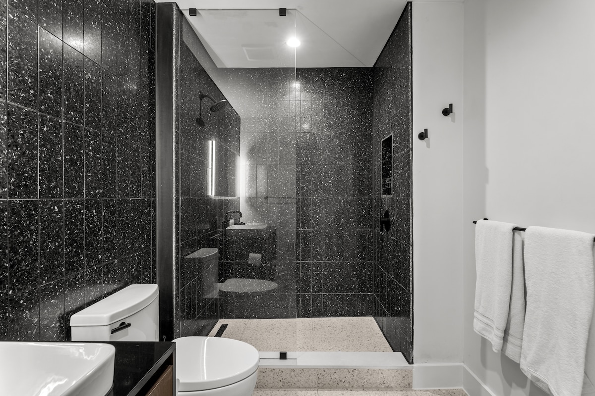 Luxury 28th Floor Lake View | Walk to Rainey
