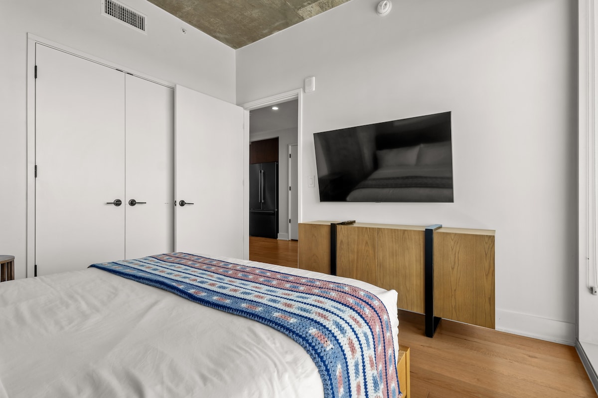 Luxury 28th Floor Lake View | Walk to Rainey