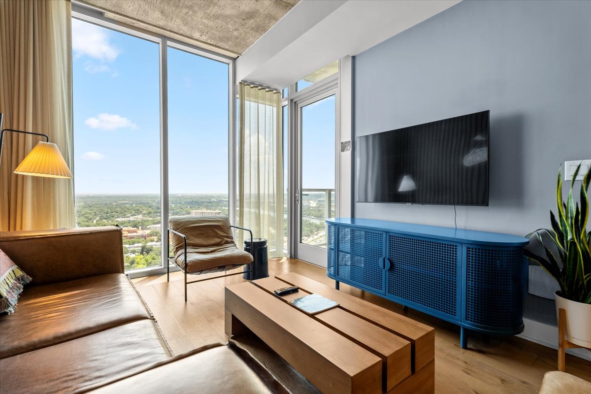 Luxury 28th Floor Lake View | Walk to Rainey