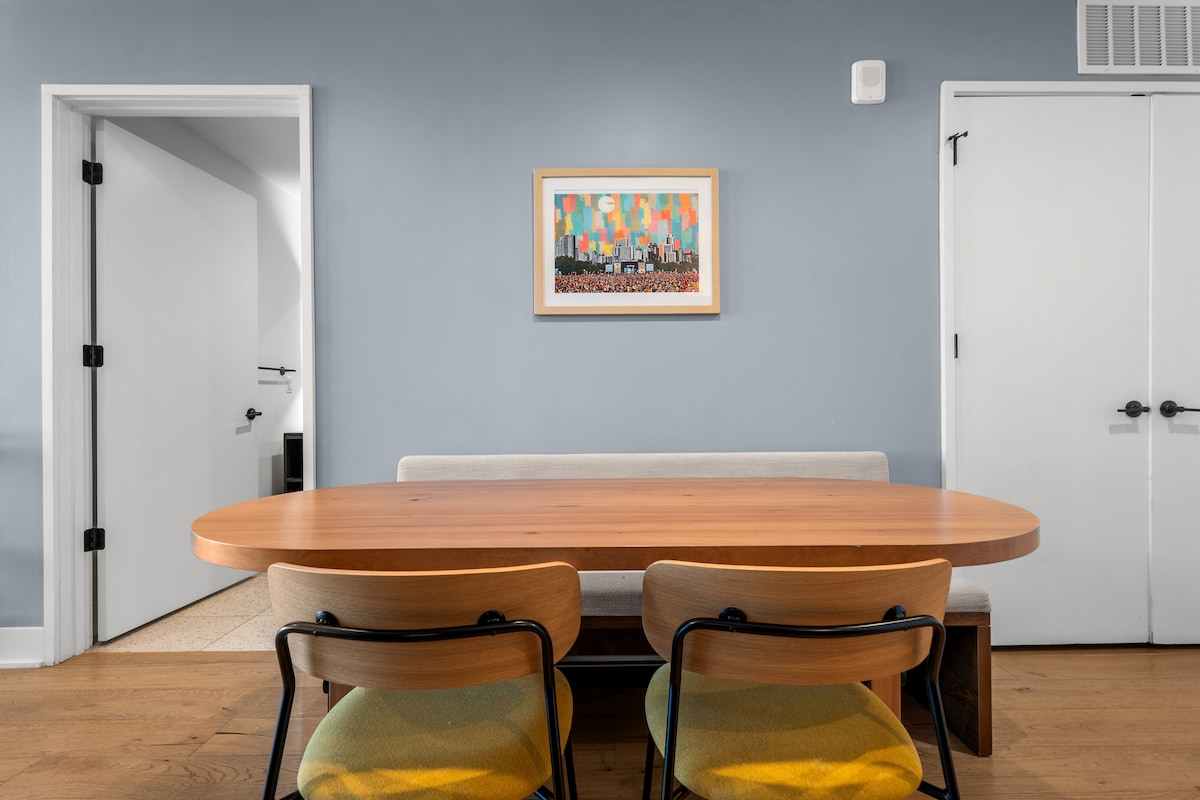 Luxury 28th Floor Lake View | Walk to Rainey