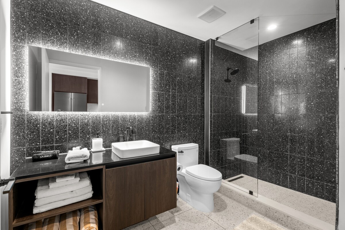 Luxury 28th Floor Lake View | Walk to Rainey