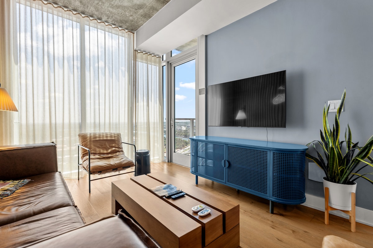Luxury 28th Floor Lake View | Walk to Rainey