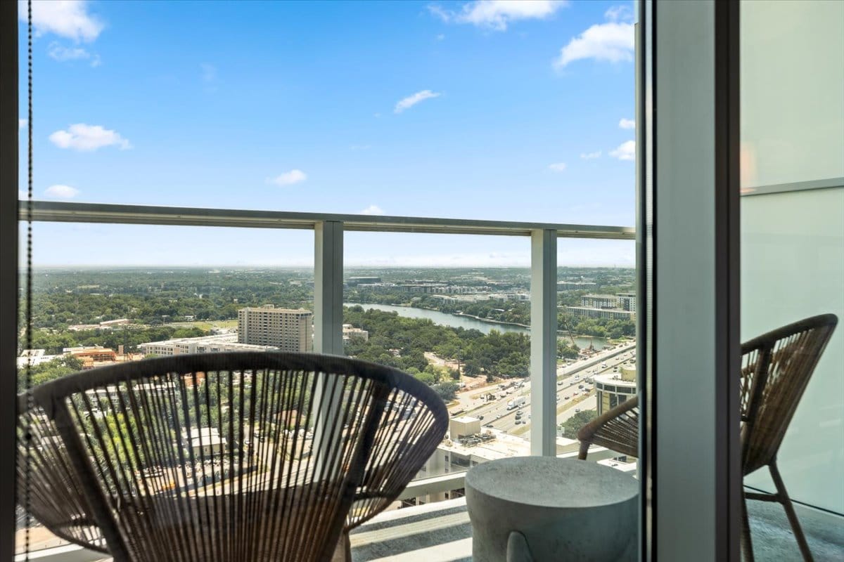 Luxury 28th Floor Lake View | Walk to Rainey