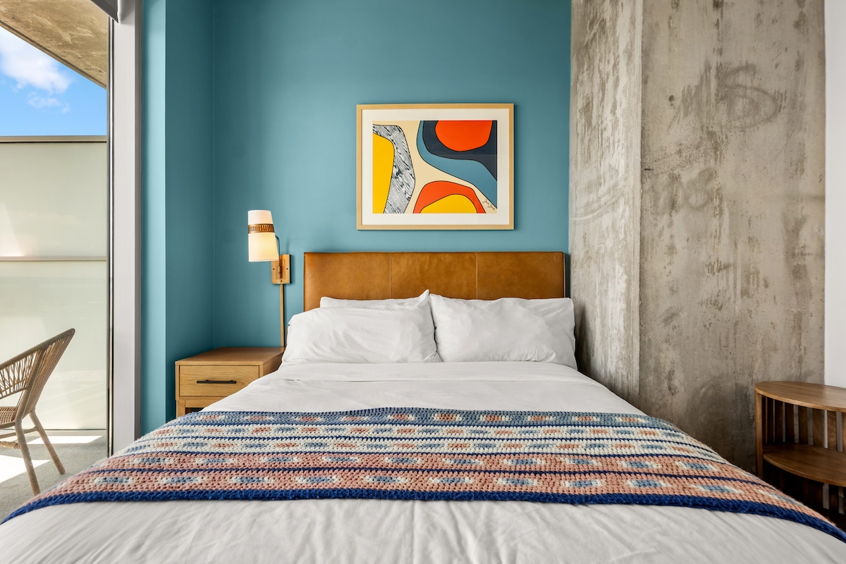 Luxury 28th Floor Lake View | Walk to Rainey