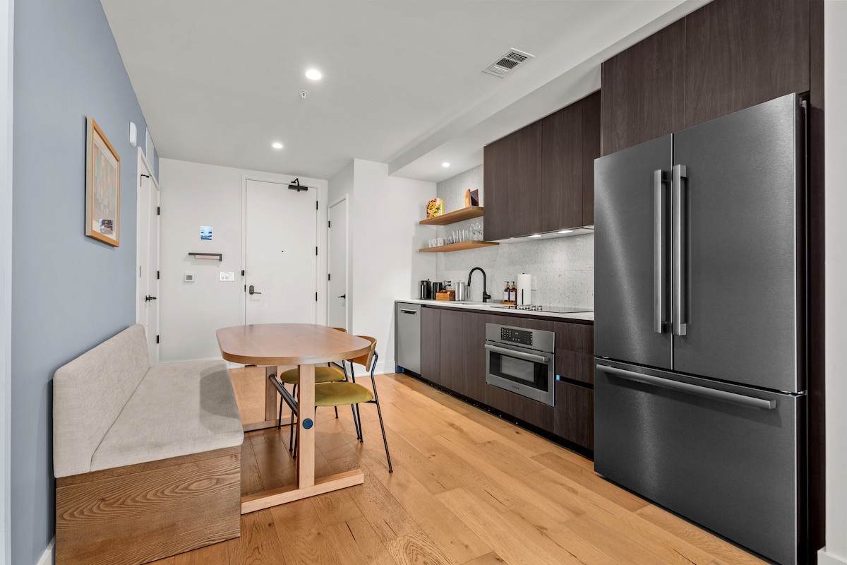 Luxury 28th Floor Lake View | Walk to Rainey