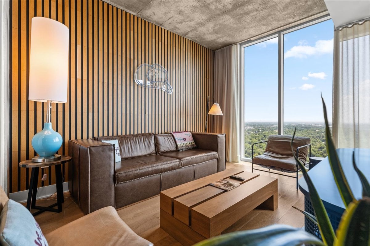 Luxury 28th Floor Lake View | Walk to Rainey