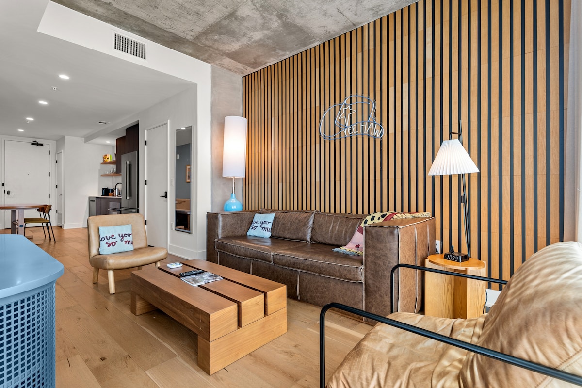 Luxury 28th Floor Lake View | Walk to Rainey
