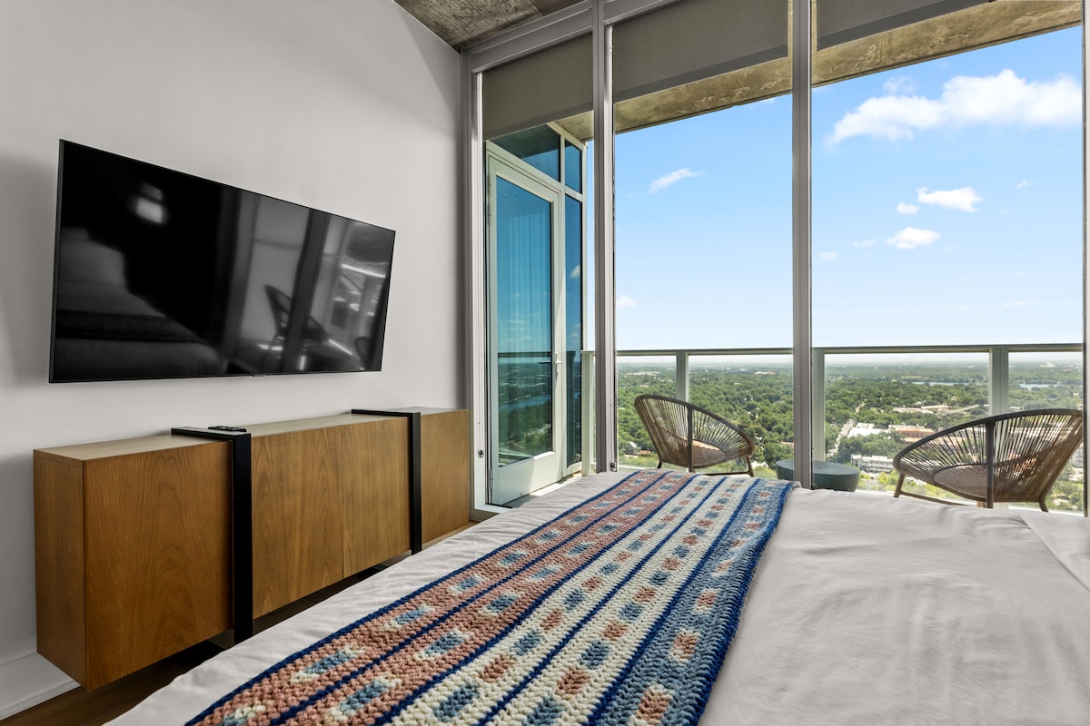Luxury 28th Floor Lake View | Walk to Rainey
