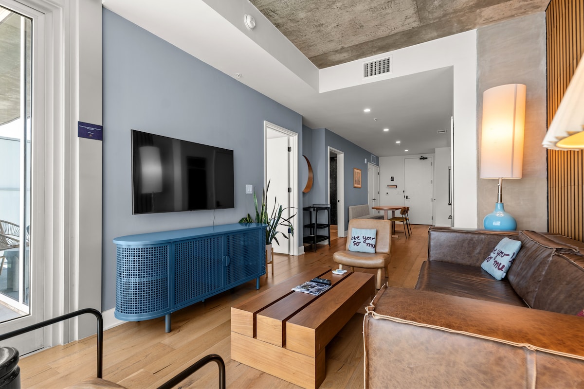 Luxury 28th Floor Lake View | Walk to Rainey