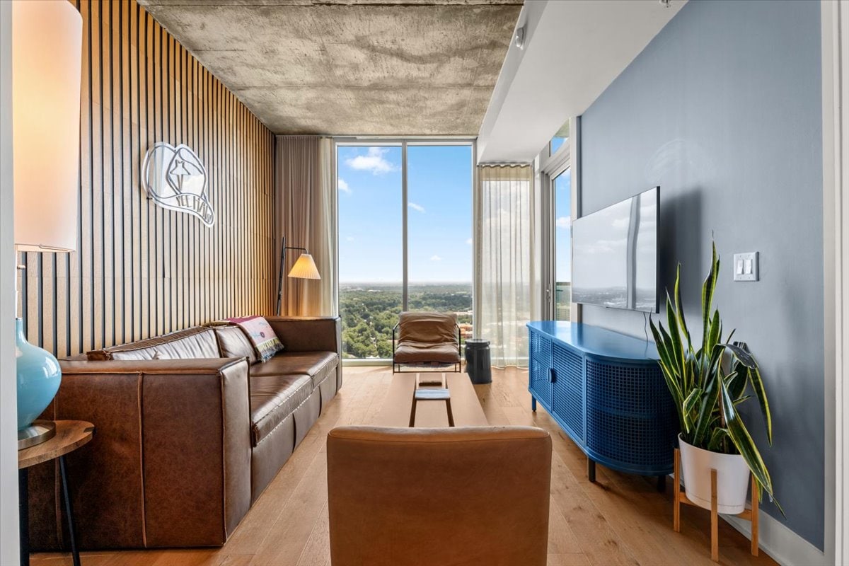 Luxury 28th Floor Lake View | Walk to Rainey