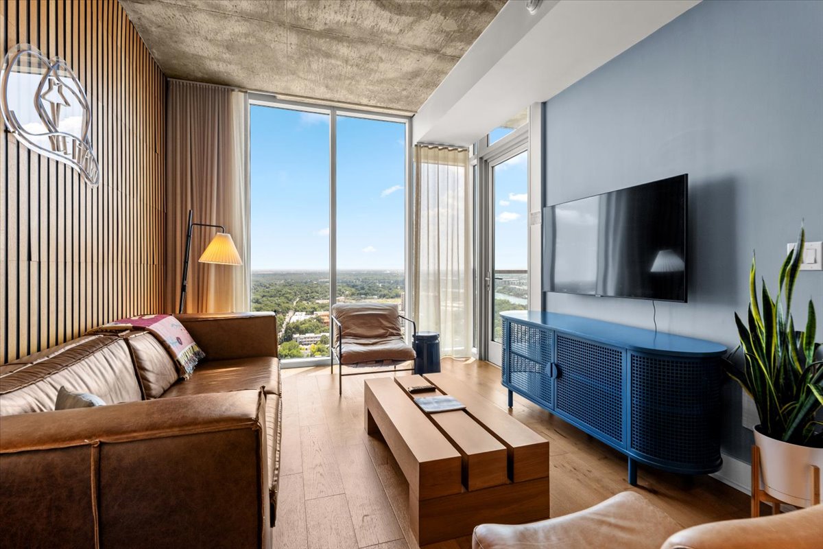 Luxury 28th Floor Lake View | Walk to Rainey