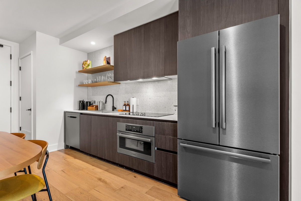 Luxury 28th Floor Lake View | Walk to Rainey