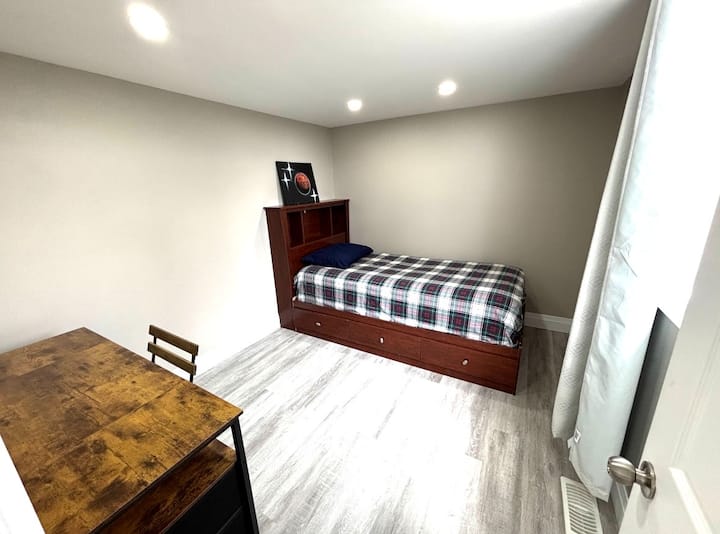 Chambre 5 · Étage supérieur. Au bord du lac. Belle vue sur le lac par la fenêtre. Cette chambre compacte et fermée comprend un lit en bois et une petite table, offrant un autre espace de couchage séparé à l'étage supérieur.