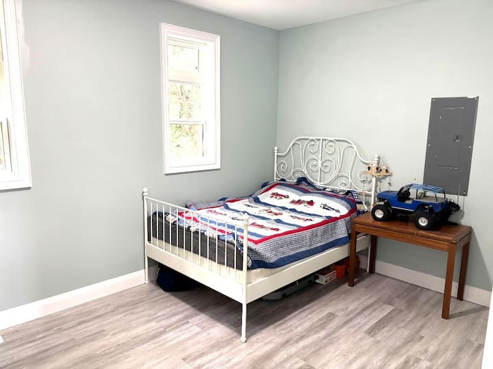 La chambre 2 est une pièce polyvalente au rez-de-chaussée avec un lit double. Il contient également le panneau électrique, l'espace de rangement du propriétaire et les outils d'entretien. Pour des raisons de sécurité, veuillez ne rien mettre sur le panneau et ne pas ouvrir, déplacer ou utiliser les articles qui y sont entreposés.