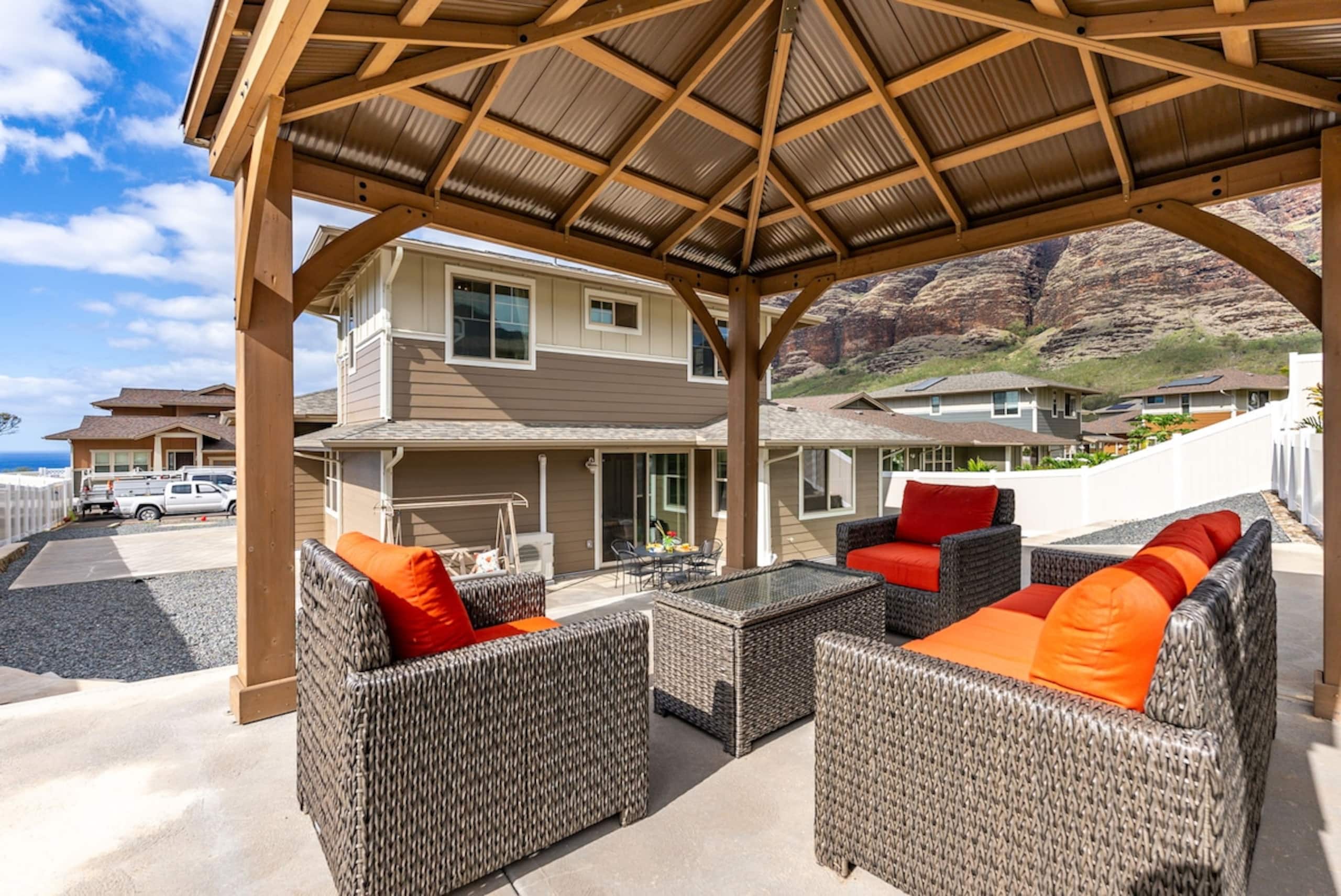 Makaha Villa by AvantStay, Mountain + Ocean Views - Photo 33
