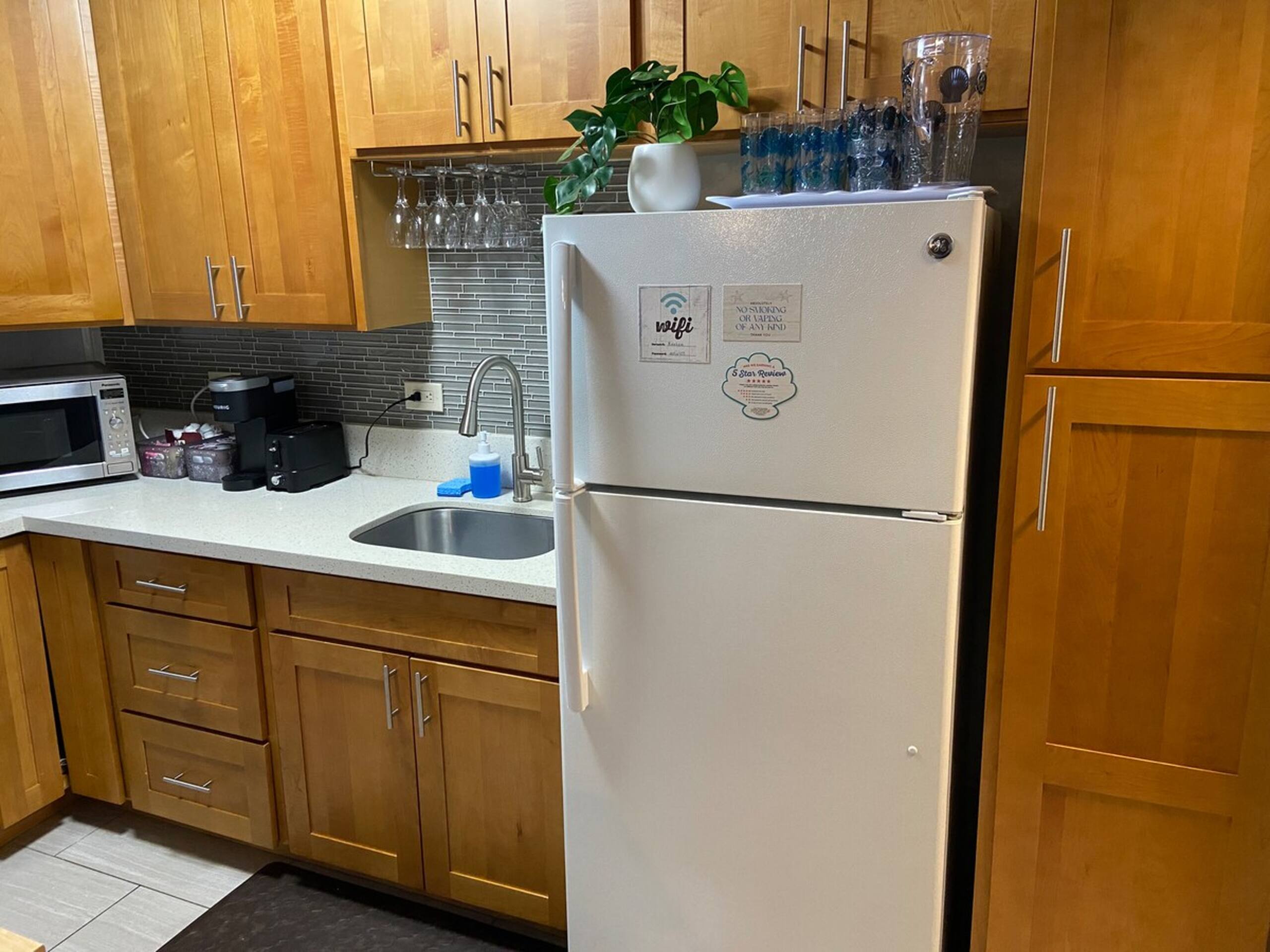 Wakiki condo near beach, kitchen, pool, sleeps 8 - Photo 14