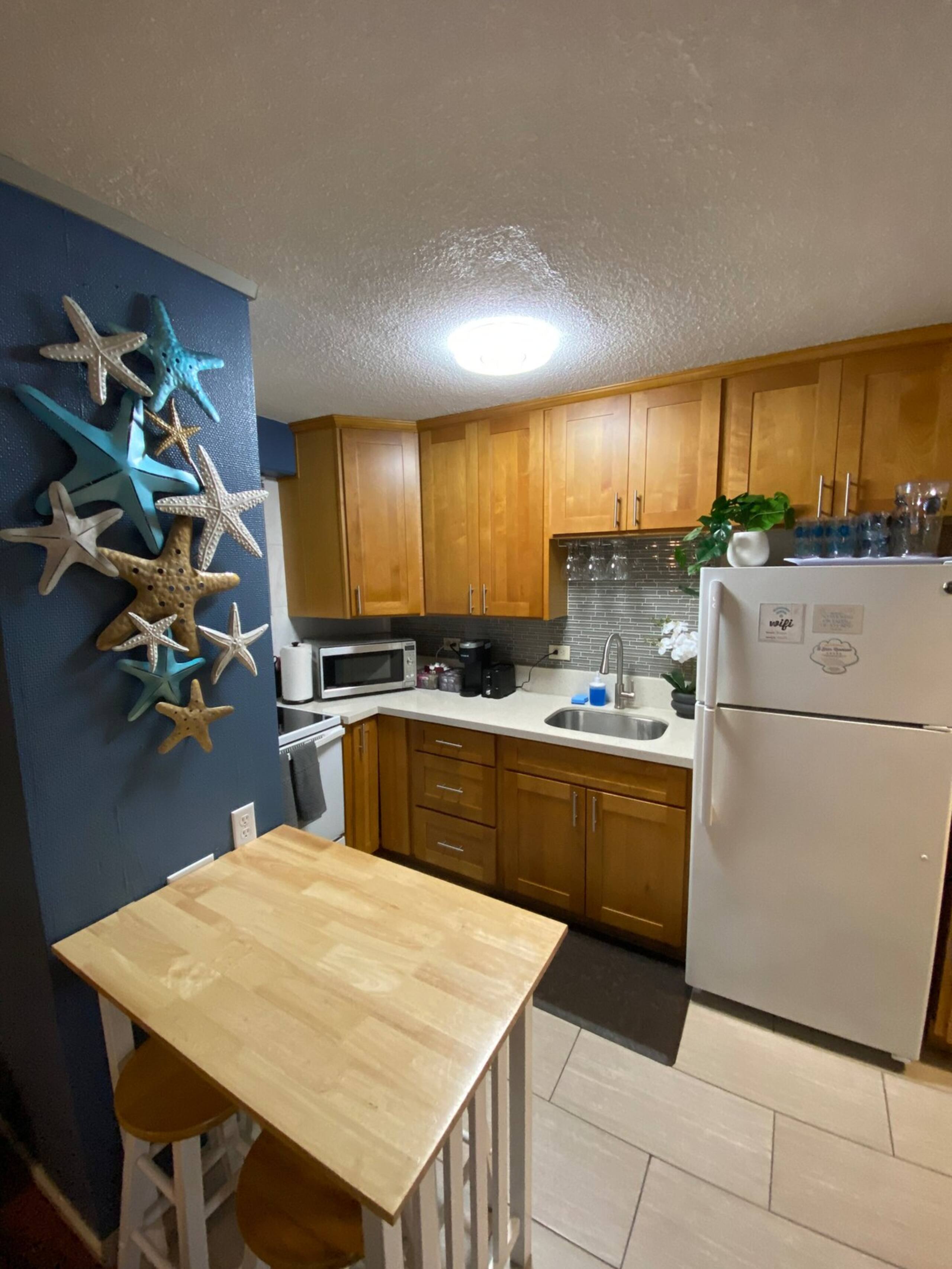 Wakiki condo near beach, kitchen, pool, sleeps 8 - Photo 33