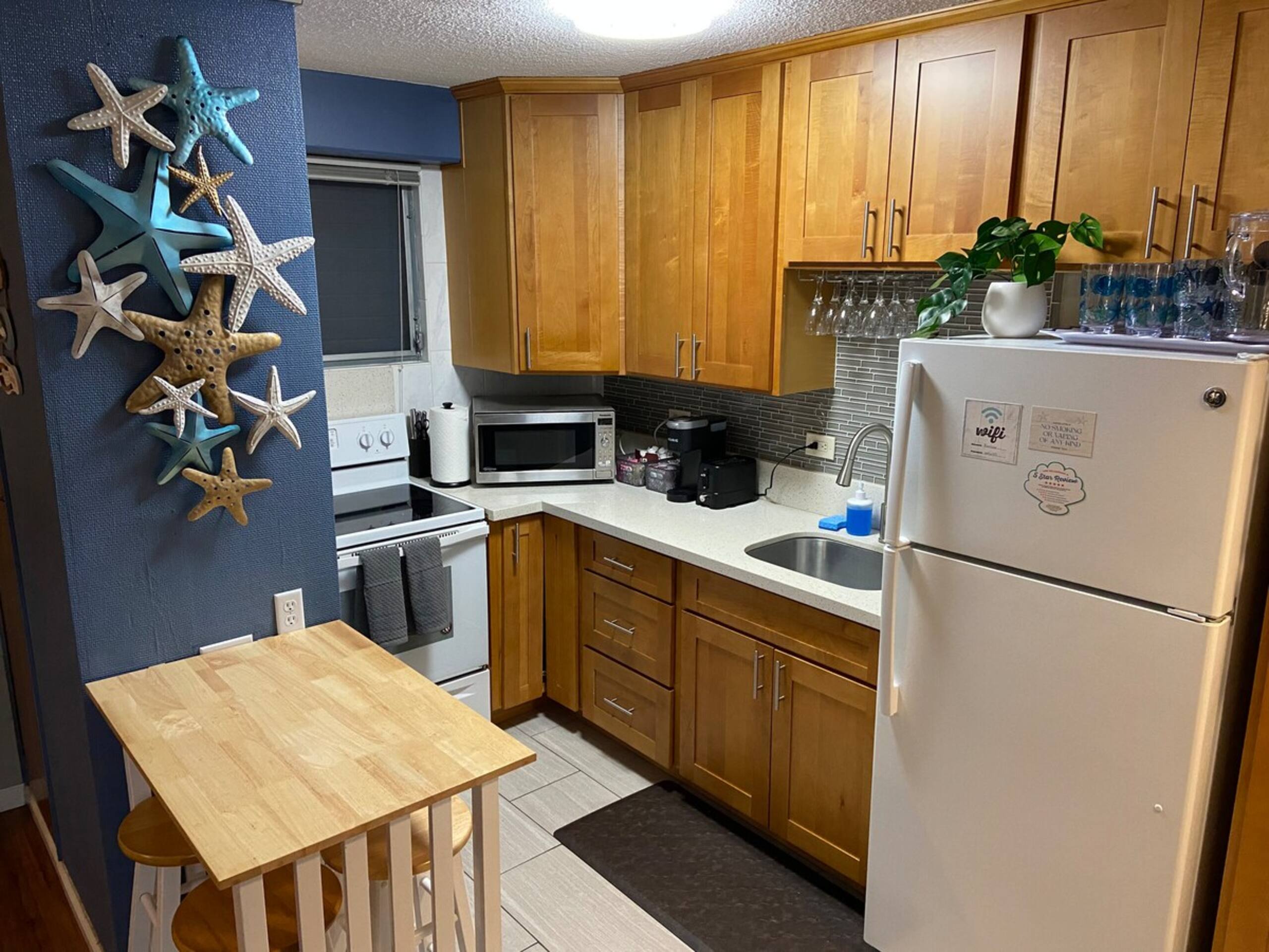 Wakiki condo near beach, kitchen, pool, sleeps 8 - Photo 10