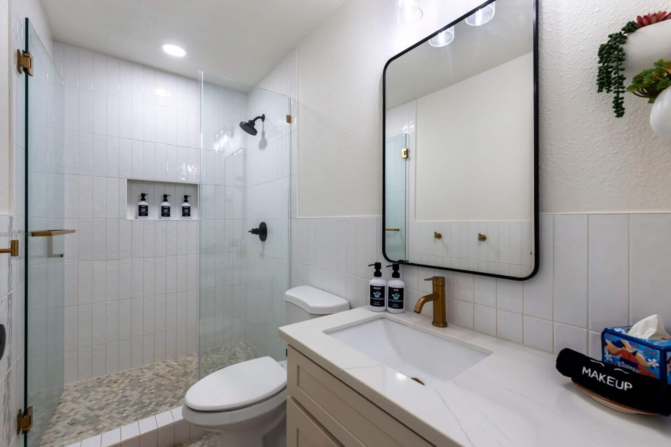 Remodeled Ground floor studio AC across from beach - Photo 21