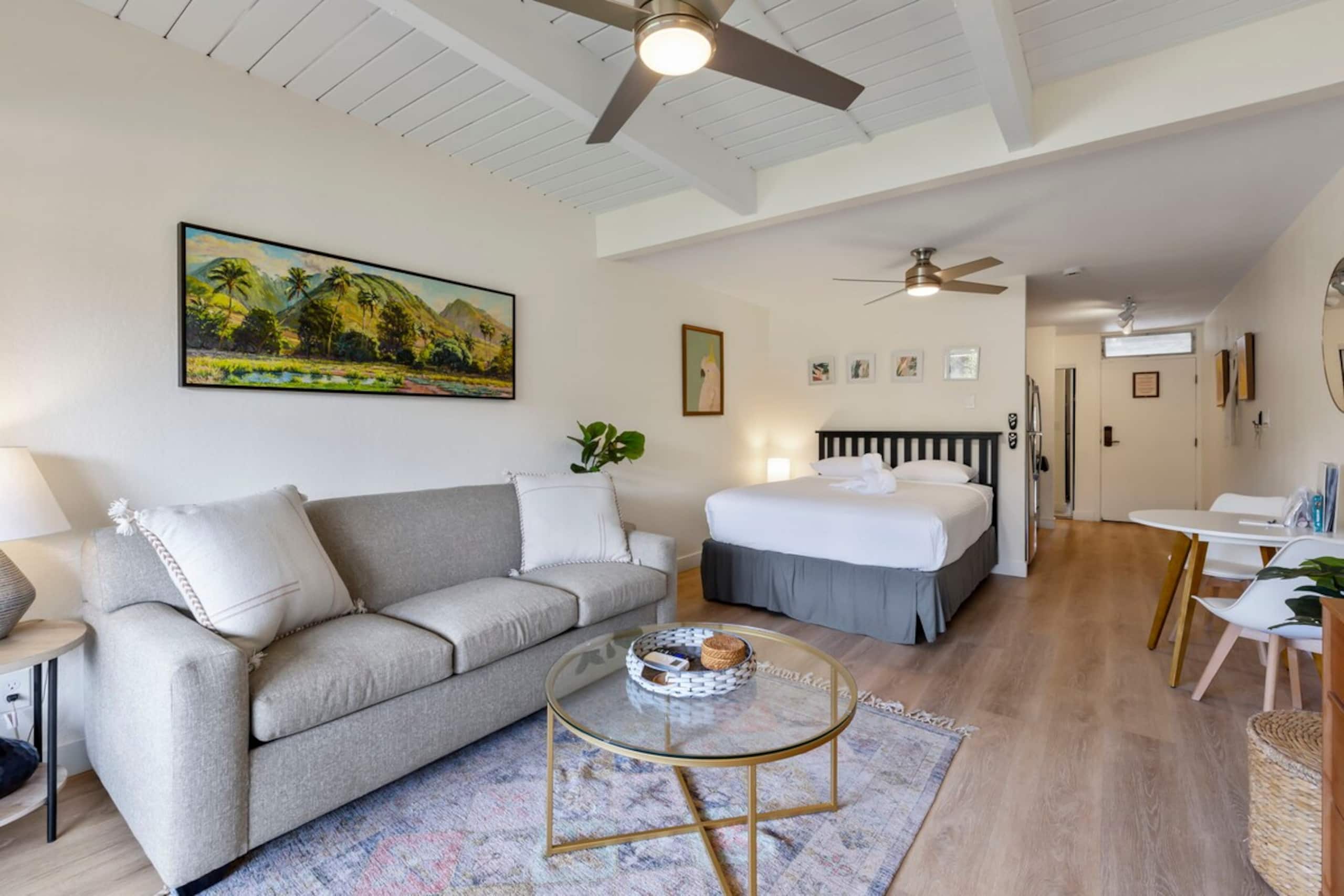Remodeled Ground floor studio AC across from beach - Photo 3