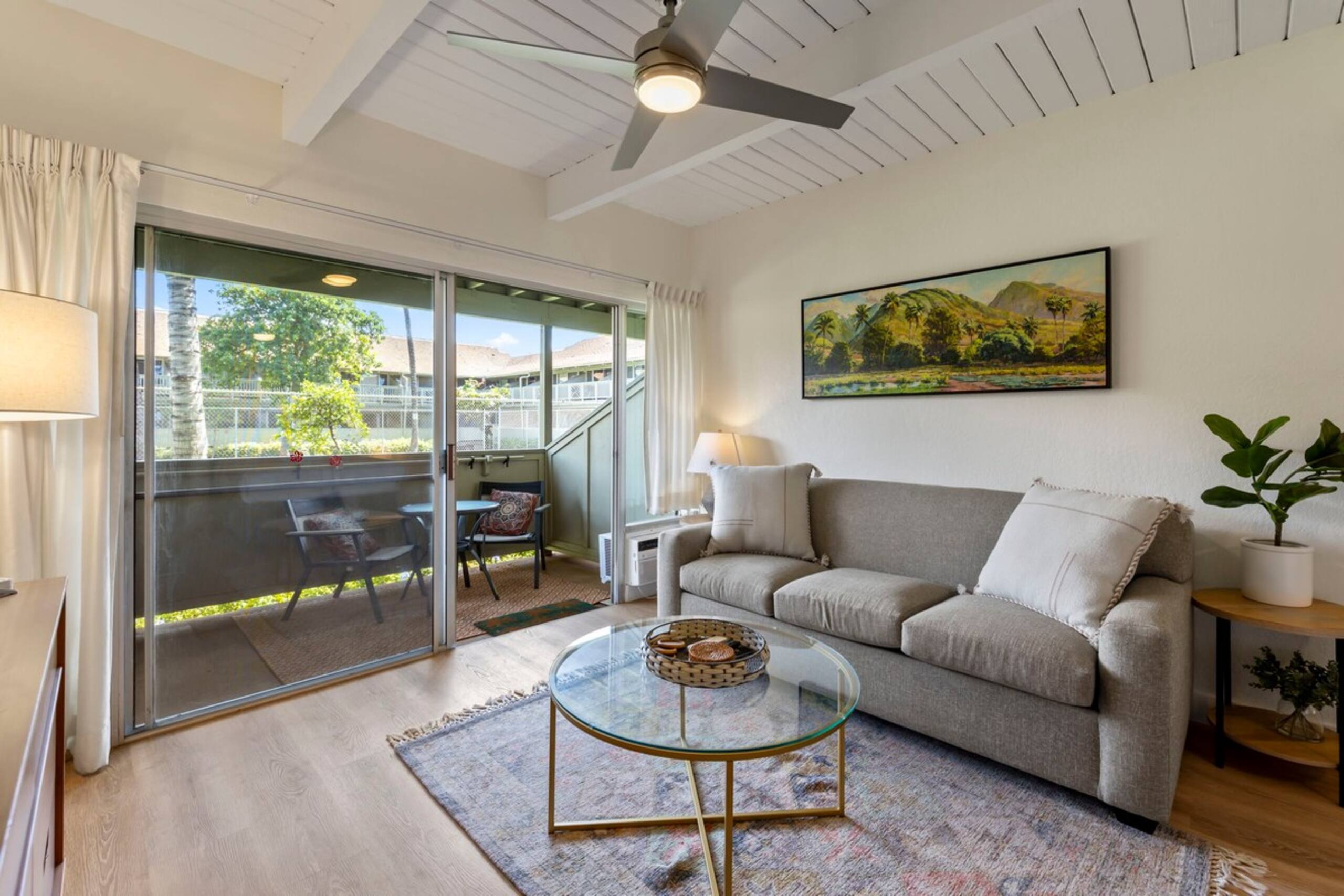 Remodeled Ground floor studio AC across from beach - Photo 2