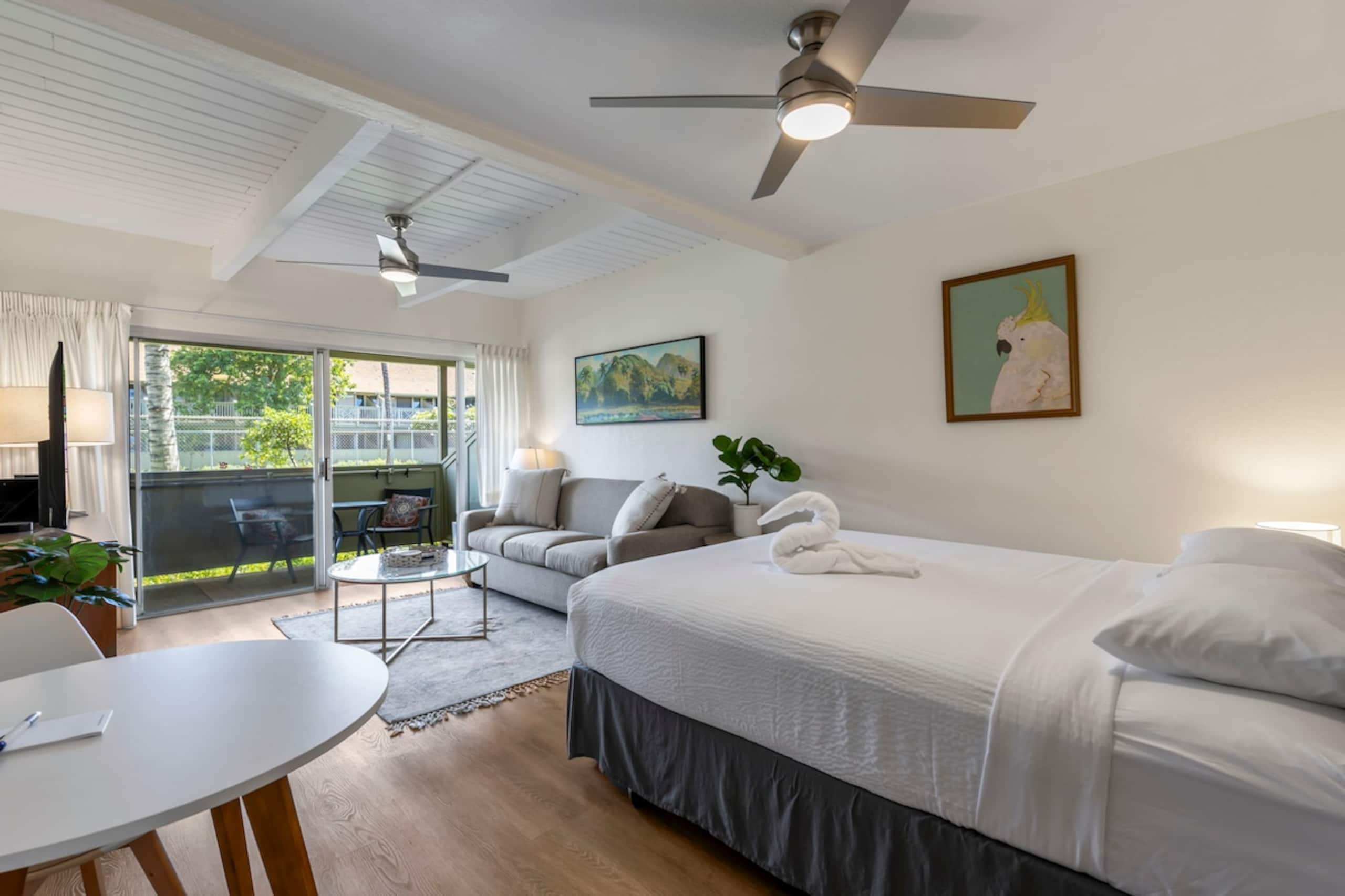 Remodeled Ground floor studio AC across from beach - Photo 6