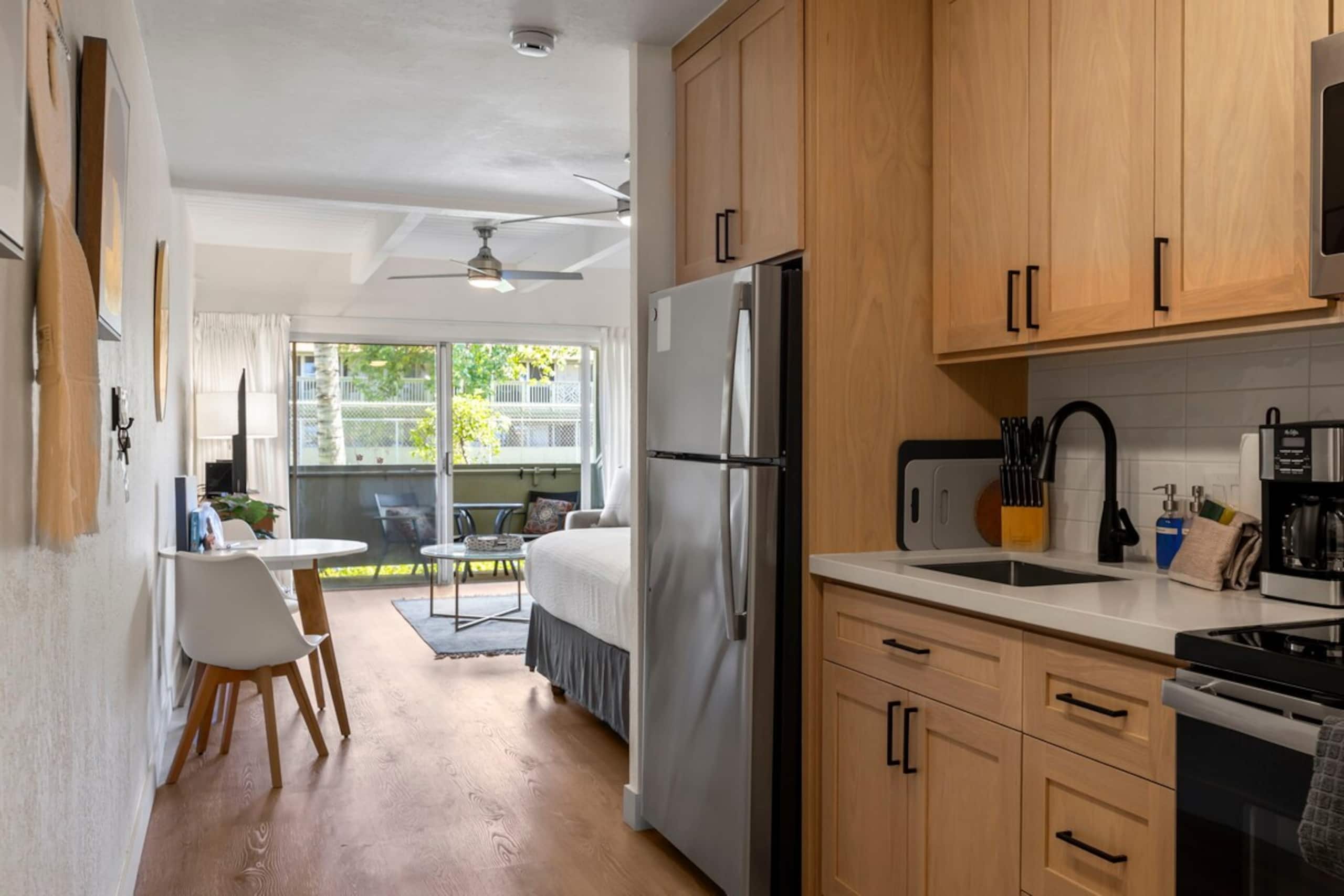 Remodeled Ground floor studio AC across from beach - Photo 15