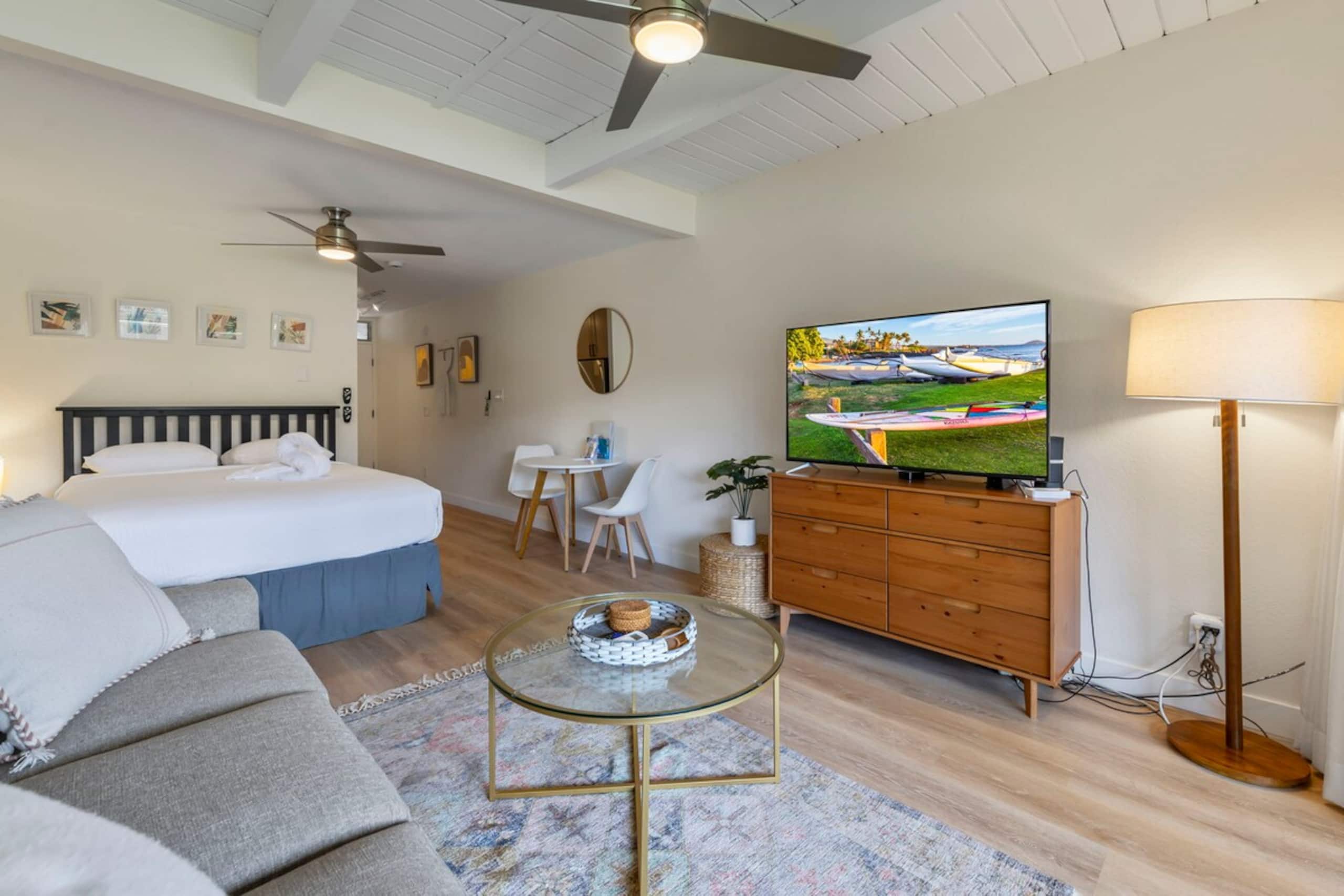 Remodeled Ground floor studio AC across from beach - Photo 4