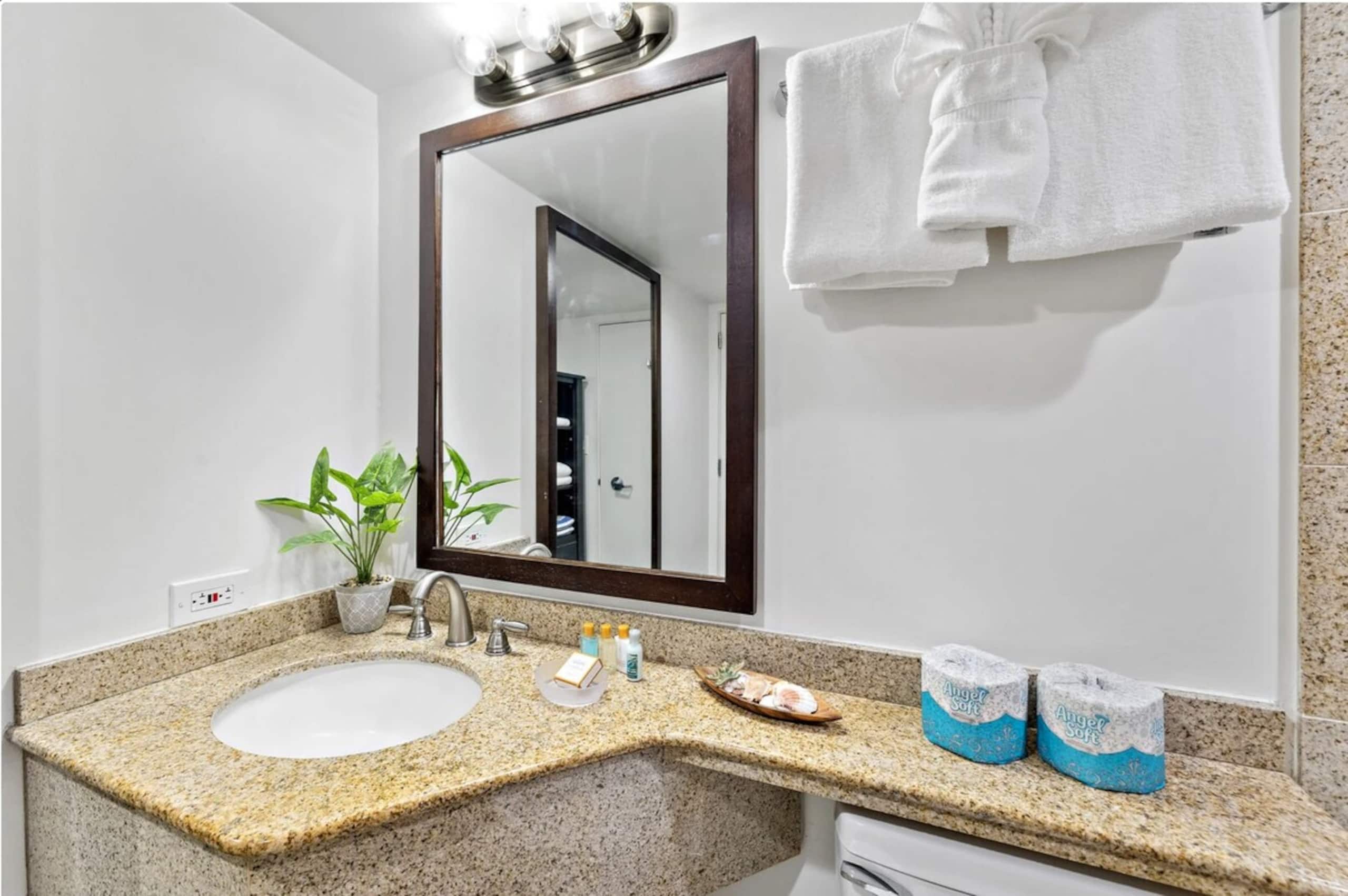 Stunning 20F Ocean Views: Waikiki Coastal Paradise - Photo 13