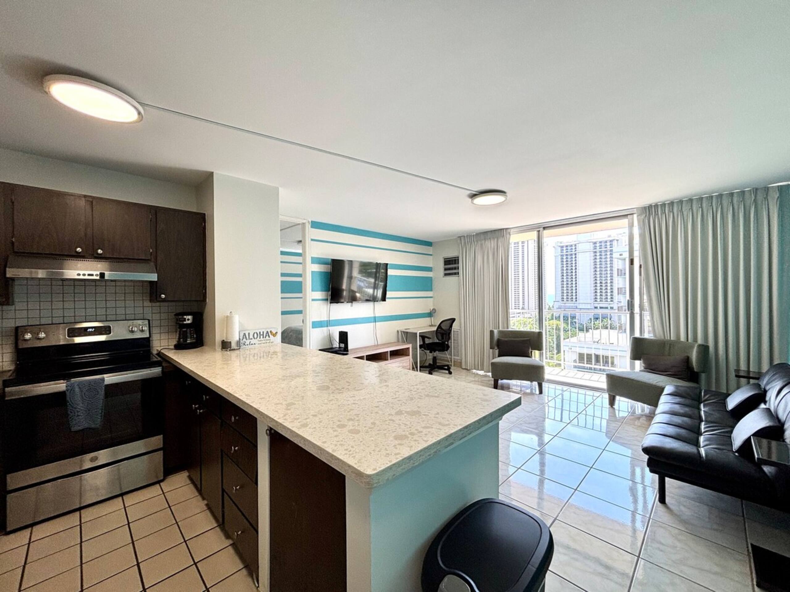 Waikiki 1 Bedroom Ocean FREE Parking Kitchen - Photo 10