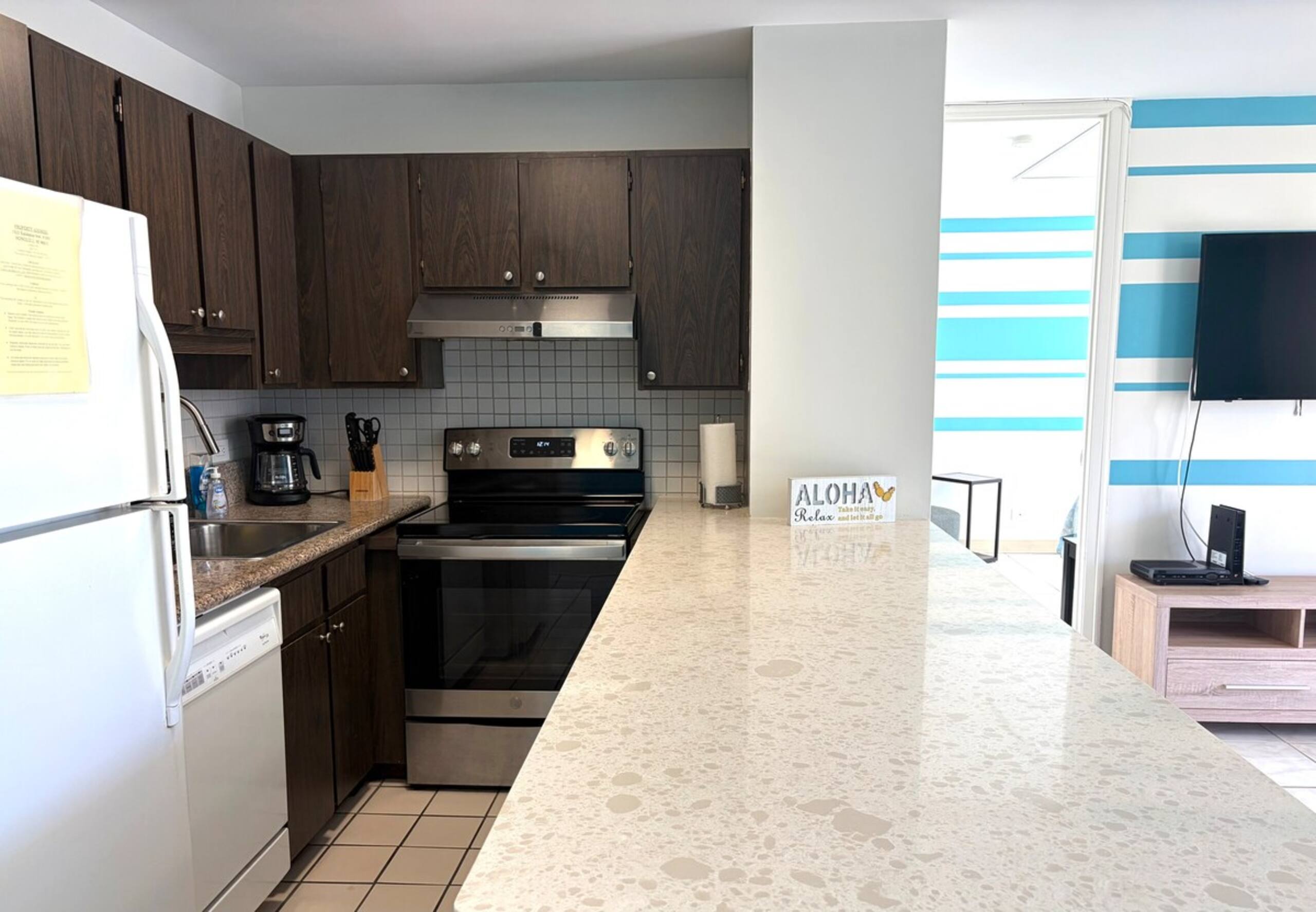 Waikiki 1 Bedroom Ocean FREE Parking Kitchen - Photo 14